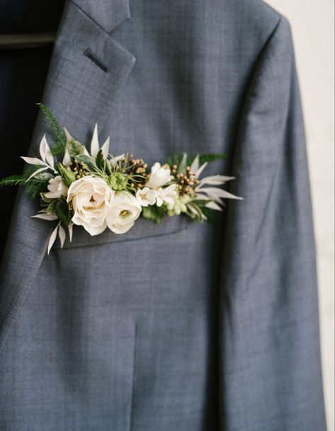 Square Boutonniere, Pocket Square Boutonniere, Boutineer Ideas, Boutineer Wedding, Pocket Square Styles, Pocket Square Wedding, Corsage And Boutonniere, Bridal Bouquet Flowers, Corsage Prom