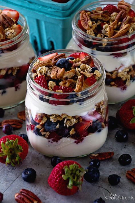 Berry Yogurt Breakfast Parfait ~ Quick, Healthy Breakfast for Mornings When You Are on the Go! Layers of Greek Yogurt, Granola, Strawberries, Blueberries, Raspberries and Pecans! Greek Yogurt Granola, Breakfast Parfait, Yogurt Granola, Menu Sarapan Sehat, Berry Yogurt, Resep Smoothie, Parfait Breakfast, Yogurt Breakfast, Parfait Recipes