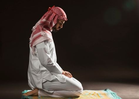 Arabian man with kandora sitting on pray... | Premium Photo #Freepik #photo #ramadan #celebration #moon #arabic Putra Mosque, Photo Ramadan, Ramadan Celebration, Ramadan Day, Best Photo Background, Dubai Travel, Prayer Rug, Travel Packages, Photo Backgrounds