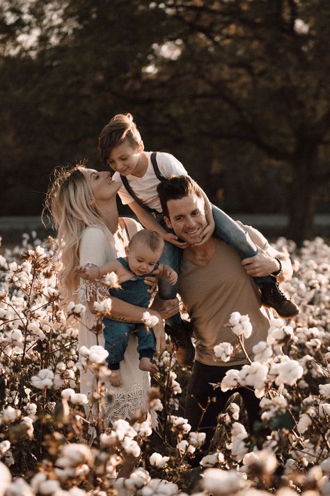 Family photography / cotton field / portrait / rustic / family photo Rustic Family Pictures, Kids Family Pictures, Family Pictures With Older Kids, Family Pictures Summer, Funny Family Pictures, Large Family Pictures, Family Photo Gallery Wall, Winter Family Photography, Family Pictures What To Wear