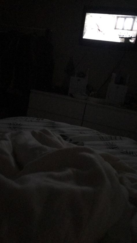 Laying In Bed Snapchat Night, Bed Snap, Y2k Baddie Aesthetic, Small Room Setup, Dark Room Photography, Happy Birthday Best Friend Quotes, A Dark Room, Blog Pictures, Chill Photos