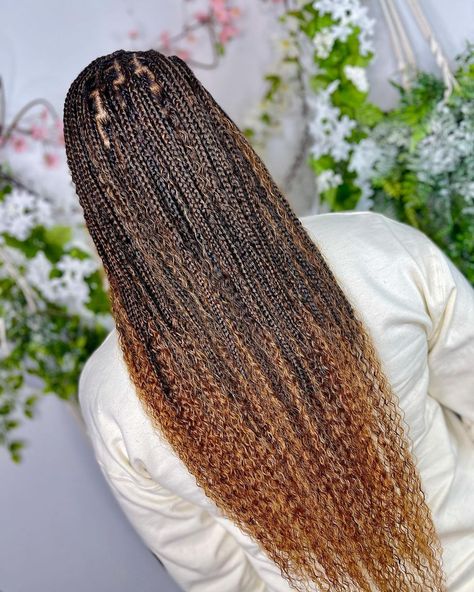 Amoni🍃 on Instagram: “🌻100% human knotless bohos🌻 -small* -waist length -#T430 (ombre light brown/#30) -curl fullness: LIGHT -side part/box parts . Aye,…” Ombre Boho Knotless Box Braids, Ombré Boho Knotless Braids, Fierce Hairstyles, Christmas Braids, Triangle Box Braids, Natural Updo, Knotless Box Braids, Ombre Braid, Tree Braids