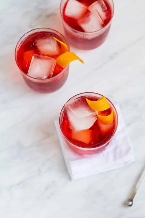 Sbagliato Cocktail, Italian Cocktail Recipes, Negroni Sbagliato, Campari Cocktails, Vermouth Cocktail, Negroni Recipe, Negroni Cocktail, Italian Cocktails, Fancy Cocktails