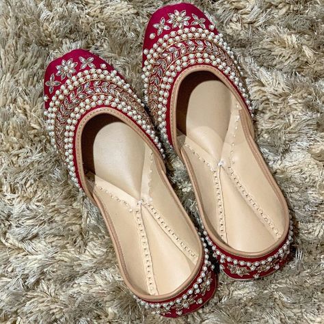 Punjabi Juti Design, Money Videos Cash In Hand, Punjabi Jutti Wedding, Punjabi Juti, Pakistani Khussa, Cash In Hand, Indian Hair Accessories, Indian Wedding Shoes, Work Sandals