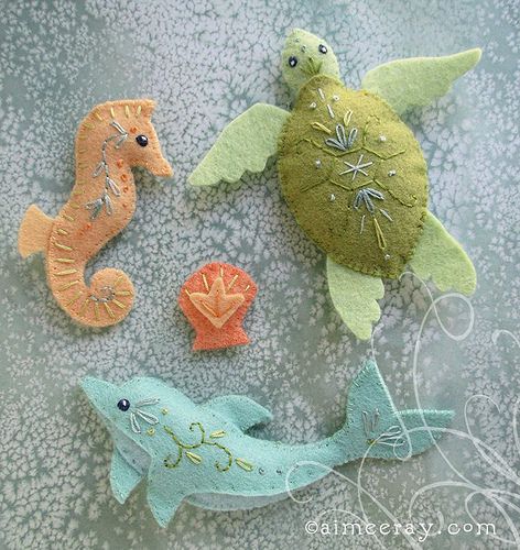 dolphin seahorse turtle Summer Tree Decorations, Tree Decorations Christmas, Summer Tree, Felt Embroidery, Wool Projects, Felt Patterns, Felt Decorations, Felt Christmas Ornaments, Wool Crafts