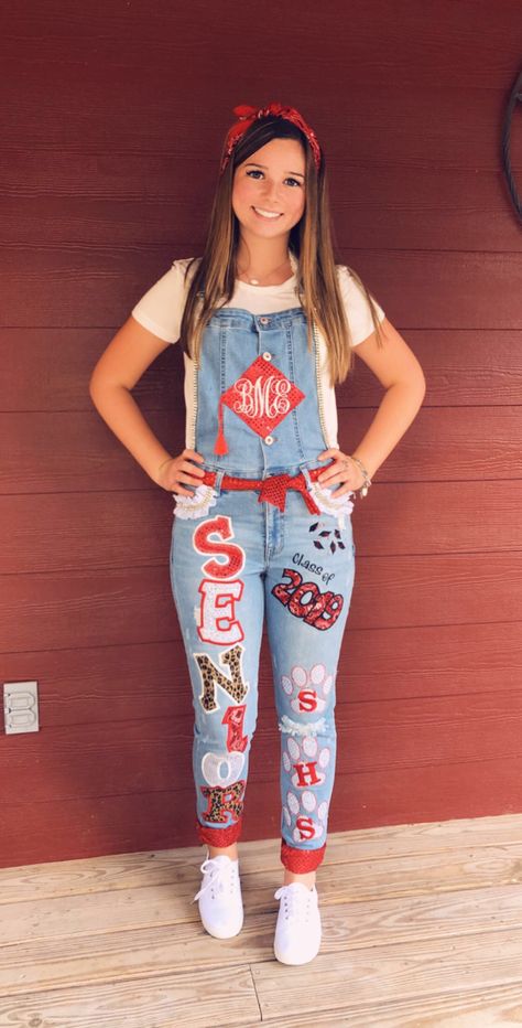 Senior overalls School Spirit Outfit, Painted Overalls, Mums Homecoming Freshman, Mums Homecoming Diy, Homecoming Mums Senior, Senior Class Shirts, Homecoming Spirit Week, Homecoming Freshman, Homecoming Spirit