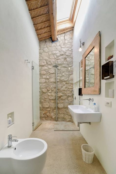 26 Narrow Bathroom Ideas That Are Trending In 2022 Small Full Bathroom, Narrow Bathroom, Cottage Bathroom, Small Bathroom Ideas, Design Bathroom, Bathroom Ideas Modern, Bathroom Remodeling, Rustic Bathroom, Remodeling Ideas