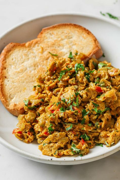 15-Minute Egg Bhurji (Anda Bhurji) - Tea for Turmeric Anda Bhurji, Healthy Ramadan Recipes, Easy Iftar Recipes, Egg Recipes Indian, Indian Diet Recipes, Bhurji Recipe, Egg Bhurji, Easy Egg Recipes, Scrambled Eggs Recipe