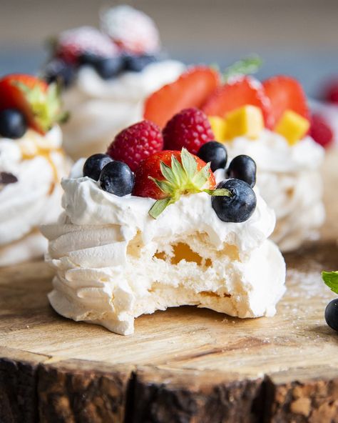 Pavola Desserts Mini, Pavlova Recipe Mini, Winter Fruit Desserts, Mini Pavlova Presentation, Mini Pavlova Recipe, Pavlova Mini, Pavlova Recipes, Pavlova Toppings, Fruit And Whipped Cream