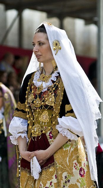 Costume di Italian Traditional Dress, Costumes Around The World, European Dress, Italian Culture, Italian Women, Ethnic Dress, World Cultures, Folk Costume, Traditional Clothing