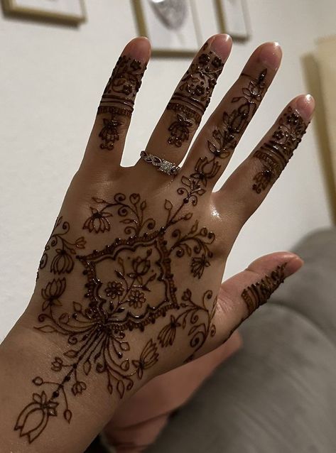 Classy Mehendi Designs, Desi Tattoo, Egyptian Henna, Indian Henna Designs, Travel To Egypt, Henna Flower Designs, Cute Henna Designs, Egyptian Decor, Egyptian Architecture