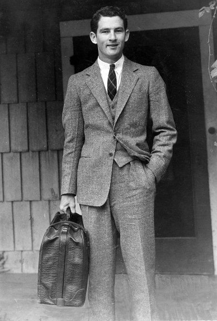 How to Pack for a Business Trip | The Art of Manliness 1940s Men, 1940s Mens Fashion, Fashion Overalls, Blithe Spirit, Mens Fashion Vintage, Fashion 1940s, 1940's Fashion, Vintage Mens Fashion, A Wonderful Life