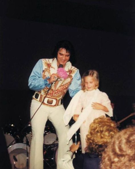 ⚡️ gab on Instagram: "elvis and lisa marie presley are reunited now. my favorite duo ever. 👨‍👧❤️" Elvis Presley Concerts, Elvis Presley Family, Elvis Jumpsuits, King Elvis Presley, Elvis In Concert, Elvis Presley Pictures, Elvis And Priscilla, Joseph Jackson, King Of Pop