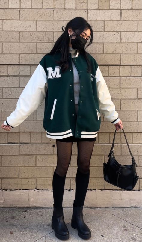 Winter Outfits Varsity Jacket, Outfits With Baseball Jacket, How To Style Baseball Jacket, Varsity Jacket Women Outfit, How To Style Varsity Jacket Girl, Base Ball Jacket Outfit, Expensive Winter Outfits, Green Baseball Jacket Outfit, Outfits With Letterman Jackets