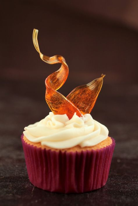 Make these beautiful caramel ribbons to fancy up your baked creations! Fancy Cupcakes Decorating, Greek Yogurt Cupcakes, Dino Nuggies, Yogurt Cupcakes, Chef Skills, Cocktail Garnishes, Chocolate Greek Yogurt, Bakery Treats, Decorate Cupcakes