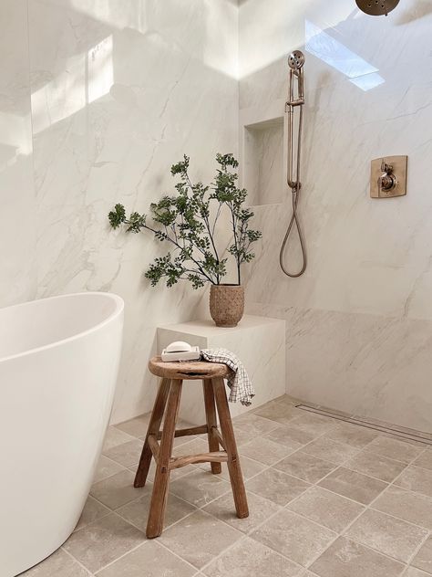 Mediterranean Farmhouse Bathroom, Lhk Interiors, Modern Mediterranean Bathroom Ideas, Neutral Organic Modern Bathroom, Mediterranean Modern Bathroom, Organic Bathroom Ideas, Small Natural Bathroom, Natural Bathrooms 2022, Natural Earthy Bathroom