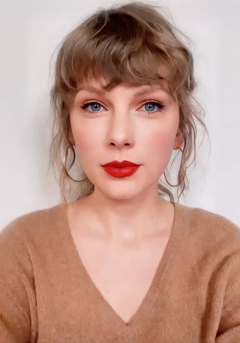 Taylor Swift Folklore Era Makeup, Taylor Swift Bangs Folklore, Taylor Swift Haircut, Taylor Swift Bangs, Bangs Inspo, Bella Gigi, Folklore Era, Young Taylor Swift, Taylor Swift Images