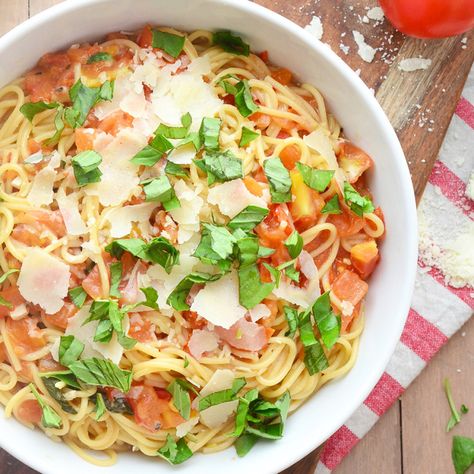 Caprese Pasta Recipe, Shrimp Scampi Pasta Recipes, Cajun Chicken Pasta Recipes, Fresh Tomato Pasta, Caprese Recipes, Whole Wheat Spaghetti, Caprese Pasta, Pasta Side Dishes, Fresh Tomato Sauce