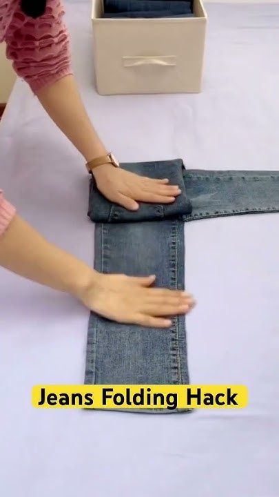 How to fold jeans to save space How To Fold Jeans, How To Fold Pants, T Shirt Folding, Folding Jeans, Folding Hacks, Clothes Folding, Packing Hacks Clothes, Shirt Folding, Packing Clothes