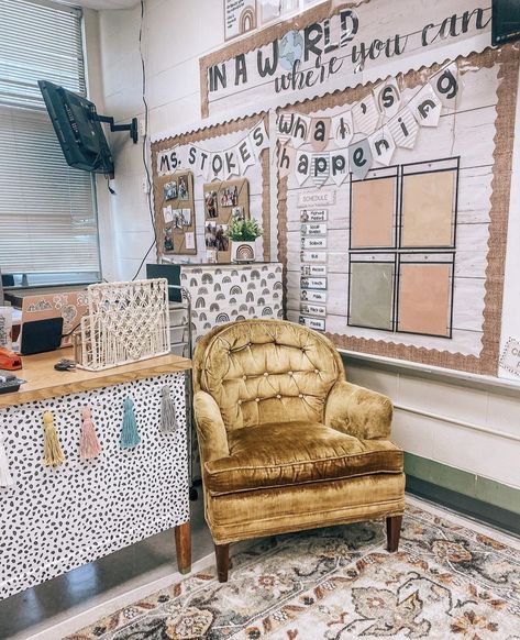 Boho Art Classroom Decor, Modern Science Classroom, Buliteen Board, Boho Middle School Classroom Decor, Boho Classroom Decor Ideas Middle School, Boho Science Classroom, Boho Art Classroom, Boho Classroom Setup, Classroom Themes For Middle School English