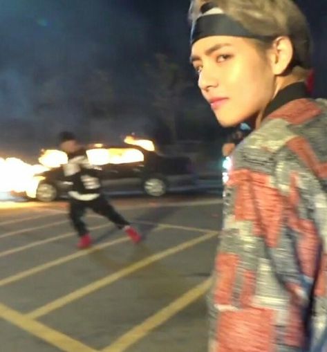 LMAO TAE IS LIKE THAT MEME OF THE LITTLE GIRL WATCHING THE HOUSE BURN Silly Love Reaction Pic, Bts Cursed Pictures, Bts Meme Faces, Bts Reactions, Kpop Meme, Bts Meme, Memes Bts, Bts Funny Moments, Memes Kpop