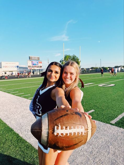 Cheer Gameday Pictures, Football Game Cheer Pictures, Cheer Duo Pictures, Cheer Football Pictures, Duo Cheer Poses, Preppy Football Game, Cheer Captions, Football Cheer Pictures, Cute Cheer Pictures Poses