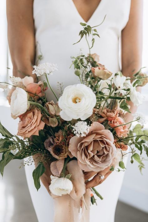 Minimalist Wedding Bouquet Fall, Elegant Flower Bouquet Wedding, Modern Fall Wedding Flowers, Elegant Fall Wedding Bouquets, Neutral Spring Bridal Bouquet, Taupe Blush Wedding, Loose Organic Wedding Bouquet, Neutrals Wedding Bouquet, Wedding Flowers Toffee Roses