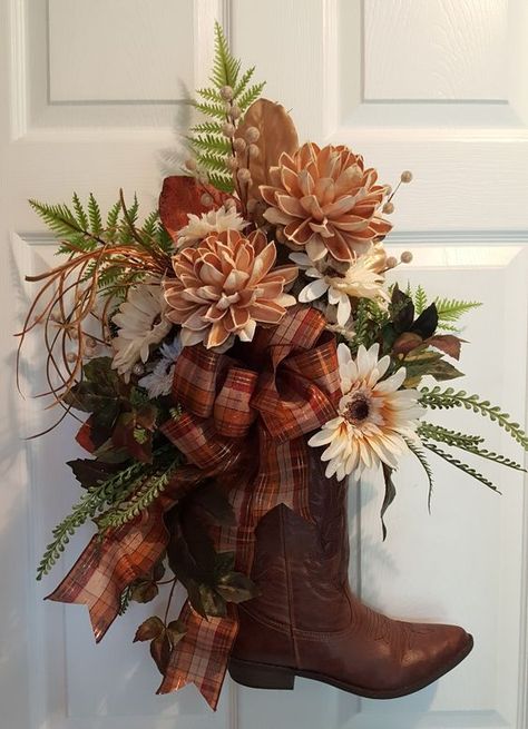 Western Centerpieces, Minimalist Autumn, Western Wreaths, Cowboys Wreath, Cowboy Crafts, Western Crafts, Cowboy Decorations, Door Wreaths Diy, Country Wreaths