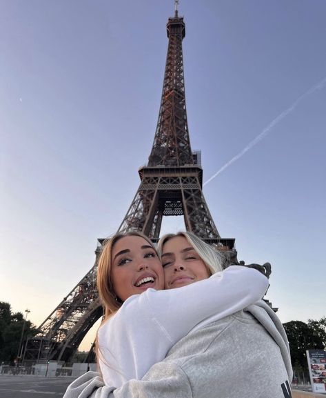 Paris Girls Trip, Eiffel Tower Pictures, Friends In Paris, Europe Pics, Paris Photo Ideas, Paris Life, Paris Travel Photography, Travel Pose, France Trip