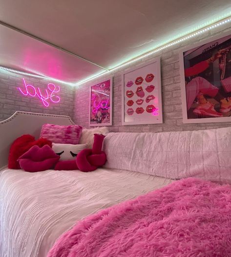 27+ Pink Dorm Room Ideas That Totally Vibe in 2023 | Houszed Room Ideas Light Pink, College Dorm Room Pink, Pink Dorm Room Ideas, Pink Dorm Room, Pink Dorm Room Decor, Dorm Room Themes, Luxury Dorm Room, Pretty Dorm Room, Pink Dorm Rooms