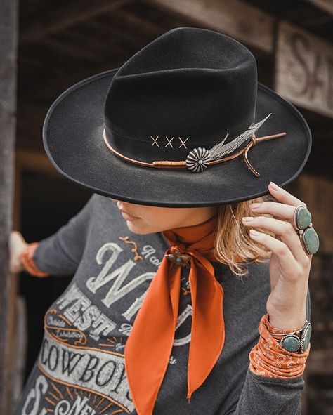 Custom Cowboy Hats, Maggie Mae, Moda Hippie, Looks Country, Painted Hats, Rancher Hat, Western Hats, Mode Inspo, Looks Chic