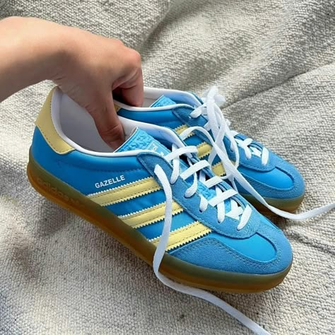 Adidas Gazelle Love 💙💛 Shop the Adidas Gazelle Indoor 'Blue Burst Yellow' ! Buy Now Pay Later with Afterpay / ZipPay / Klarna & more 🛒 #sneakers #adidas #gazelle #sneakermode #adidasgazelle Adidas Gazelle Blue, Adidas Gazelle Outfit, Adidas Spezials, Adidas Gazelle Indoor, Pretty Shoes Sneakers, Sneakers Adidas, Adidas Outfit, Buy Now Pay Later, Adidas Gazelle