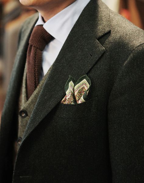 forest green herringbone tweed jacket, heather wool olive vest and brown wool tie . very nice.  (don't like the pocket square, though) Herringbone Tweed Jacket, Groom Wedding Attire, Outfit Chic, Green Suit, Tweed Suits, Sharp Dressed Man, Wedding Suits Men, Well Dressed Men, Mode Inspo