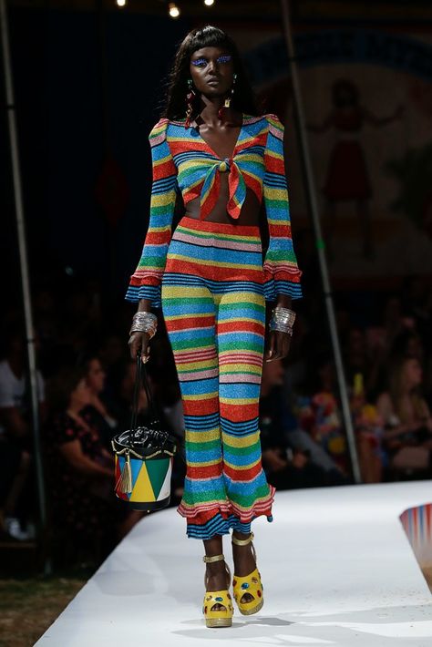 Colorful Clothing, Catty Noir, Fashion Show Collection, Knit Fashion, Couture Fashion, Passion For Fashion, Runway Fashion, Moschino, Editorial Fashion