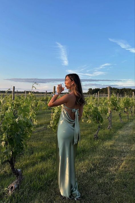 Wine Vineyard Photoshoot, Napa Vineyard Outfit, Napa Photo Ideas, Winery Instagram Story, Winery Dress Outfit Summer, Vineyard Wedding Outfit, Wine Vineyard Outfit Spring, Wine Tour Dress, Napa Valley Photoshoot