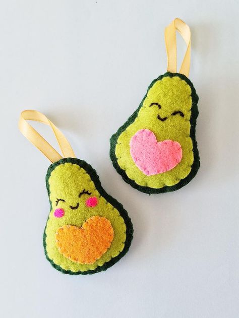 Avocado Ornament Diy, Valentine Ornaments Diy For Kids, Felt Shamrocks Diy, Felt Heart Ornaments Free Pattern, Diy Felt Crafts To Sell, Diy Valentines Ornaments, Simple Felt Ornaments, Valentines Felt Crafts, Valentine Felt Crafts