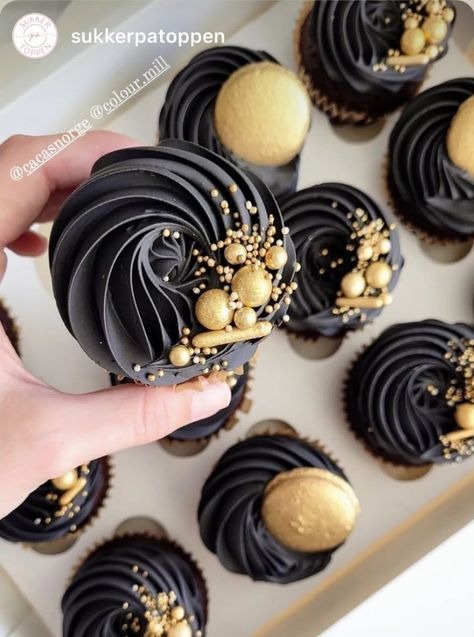 Hip Hop Cupcakes, Black And Gold Cake Pops Birthdays, Black Gold Cupcakes Ideas, Masculine Birthday Centerpiece Ideas, Black And Gold Cake And Cupcakes, Gatsby Desserts, 50 Birthday Cupcakes, Glamour Cupcakes, Gatsby Cupcakes Ideas