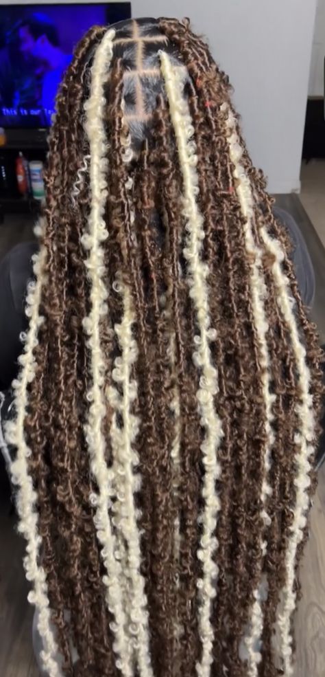 Black And Blond Butterfly Locs, Blonde Butterfly Locs Long, Two Tone Butterfly Locs, Blonde Butterfly Locks, Brown And Blonde Butterfly Locs, Butterfly Locs Black And Blonde, Faux Locs With Highlights, Light Brown Butterfly Locs, Tranças Faux Locs