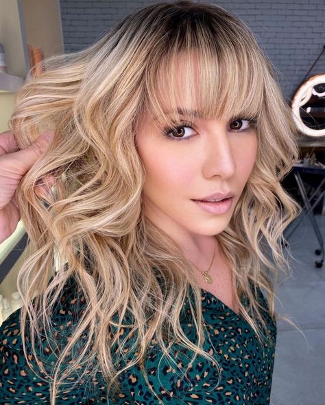 Shadow Roots and See-Through Bangs for Big Foreheads Haircuts For Big Foreheads, Best Hairstyles For Big Foreheads, Side Bangs Bob, Hairstyles For Big Foreheads, Inverted Braid, Current Haircuts, Haircut For Big Forehead, Shadow Roots, Asymmetrical Haircut