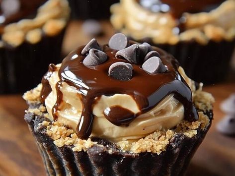 Chocolate Mini Desserts, Chocolate Peanut Butter Pies, Peanut Butter Pies, Cookie Crust Recipe, Boozy Baking, Pink Lemonade Recipes, No Bake Chocolate Desserts, Strawberry Icebox Cake, Peanut Butter Balls Recipe