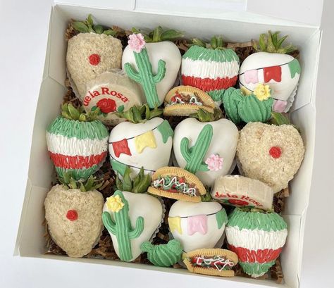 Cinco De Mayo Chocolate Strawberries, Cinco De Mayo Strawberries, Mexican Theme Treats, Mexican Chocolate Covered Strawberries, Chocolate Strawberry Designs, Cactus Strawberries, Mexican Strawberries, Pastry Business, Fiesta Party Food