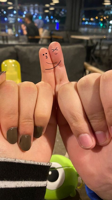 Cute Couple Finger Drawing, 2 Fingers Up Pose, Finger Couple Photo, Finger Drawing Couple, Couple Finger Pose, Pinky Finger Couple Trend, Finger Poses, Draw Fingers, Cute Couple Stories