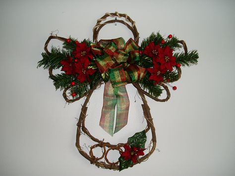 Grapevine angel decorated with Christmas florals and handmade bow. Grapevine Angel Wreath Ideas, Grapevine Angel, Grapevine Crafts, Angel Wreath, Christmas Florals, Christmas Flower Arrangements, Christmas School, Crafts Christmas, Xmas Decor