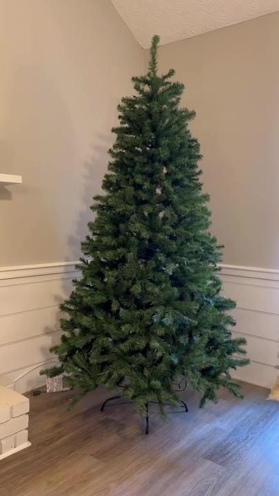 jcob@18 on TikTok Christmas Tree Colors, Christmas Tree Color Schemes, Christmas Tree 2023, Christmas Tree Colour Scheme, Best Christmas Tree Decorations, Minimalist Tree, Best Christmas Tree, Luxe Decor, Christmas Tree Decorating Themes