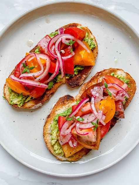 Toast With Fruit, Types Of Bowls, Healthy Breakfast Toast, Tomato Toast, Marinated Tomatoes, Tomato Avocado, Avocado Toast Recipe, Lunch Inspiration, Fruit Toppings