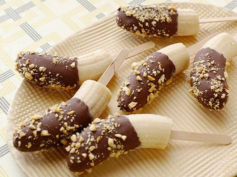 Dipped Bananas, Chocolate Dipped Bananas, Banana Pops, Chocolate Covered Bananas, Frozen Chocolate, Healthy Summer Recipes, Snacks Für Party, Frozen Banana, Chocolate Dipped