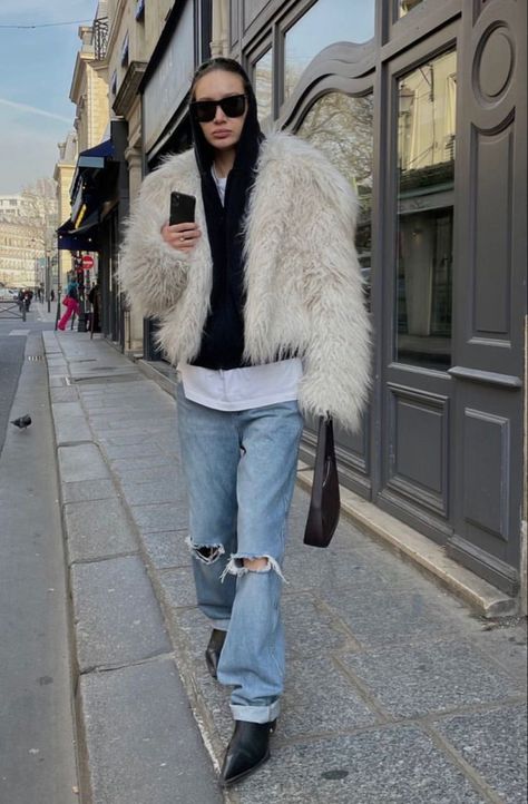 Faux Fur Outfit Ideas, Berlin Winter Street Style, Shaggy Jacket Outfit, Winter Layering Outfits Street Style, Fur Jacket Street Style, Layering Outfits Street Style, White Fur Coat Outfit, Street Style French, Fur Coat Outfits