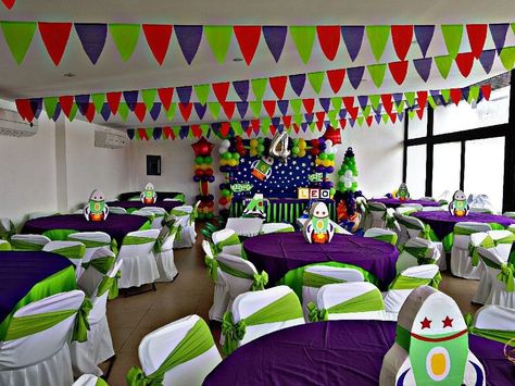 Buzz Light Year Backdrop, Buzz Lightyear Pinata, Buzz Lightyear Party Ideas, Bos Layer, Buzz Lightyear Birthday Party, Buzz Lightyear Party, Pixar Party, Buzz Lightyear Birthday, Toy Story Party Decorations