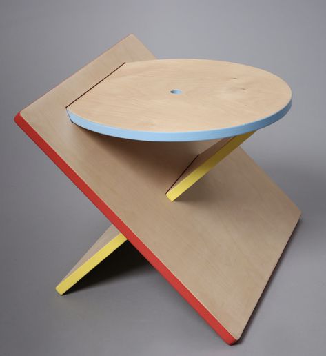 The stool consists of  3 simple basic shapes and colours used in Bauhaus design.The colours active space. It seems to be abstraction and functional. Bauhaus Furniture, Foldable Furniture, Cnc Furniture, Plywood Chair, Flat Pack Furniture, Walter Gropius, Bauhaus Design, Stool Design, Plywood Furniture