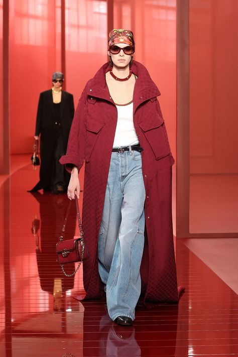 Gucci Outfits Women, Milan Fashion Week Runway, Gucci Runway, Fashion Trend Forecast, Dress Up Jeans, Gucci Spring, Winter Fashion Outfits Casual, Gucci Outfits, Spring 2025